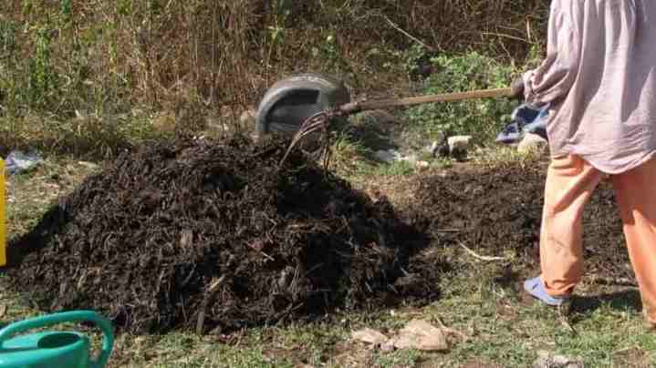 mix the compost heap manually